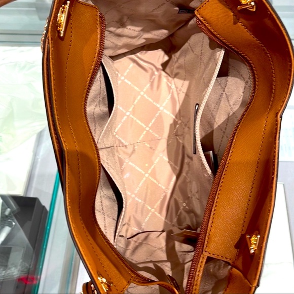 Michael Kors Jet Set Large Saffiano Leather bag - Picture 6 of 10